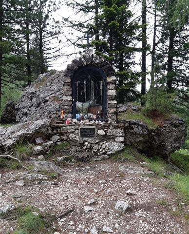 La cappelletta che ospita la Madonnina della Neve.