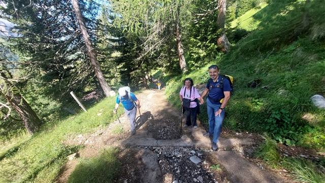 Un gruppetto dei nostri camminatori sale su per il sentiero che conduce al Roda Di Vael.