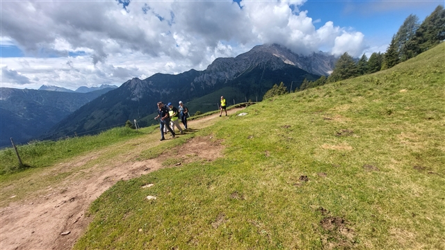 Gabriele, Martina ed Alessio raggiungono il pianoro fuori dal bosco verso il Roda Di Vael.