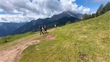 Gabriele, Martina ed Alessio raggiungono il pianoro fuori dal bosco verso il Roda Di Vael.